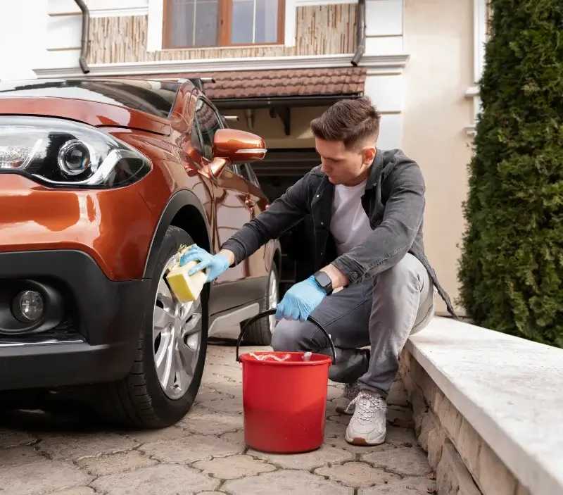 Lavage auto à domicile Avirey-Lingey : professionnel intervenant sur un véhicule